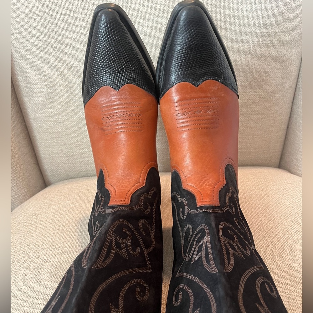 Nine West (Vintage Collection)
Size: 10M Women's. 
Cognac and black two-tone